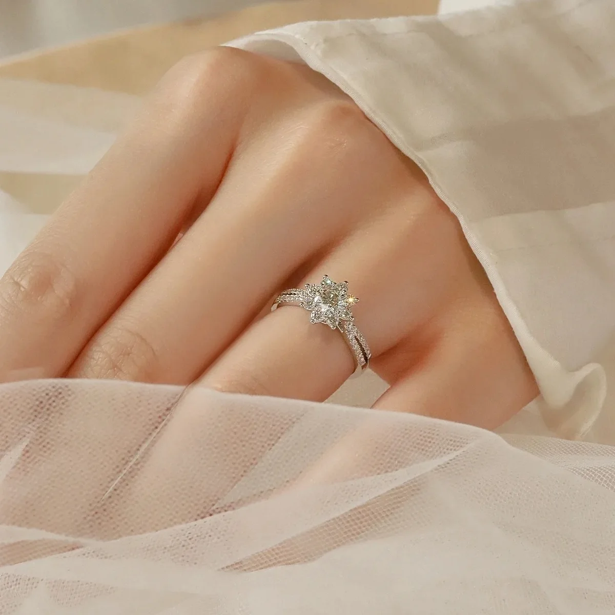 Women's Sunflower Ring PT950 Platinum 0.5CT Moissanite Light & Warmth Symbol Eternal Love Vitality Daily Gift - Image 2